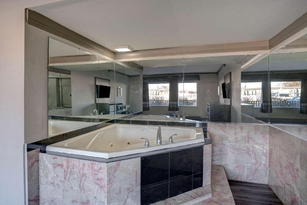 Deluxe Queen Room with Two Queen Beds - Smoking interior